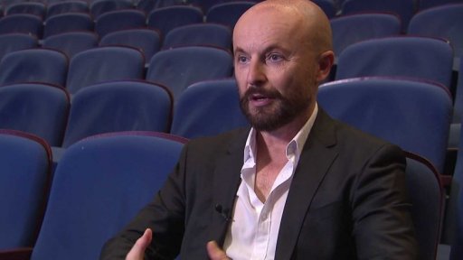 Natáčení se stálou divadelní scénou