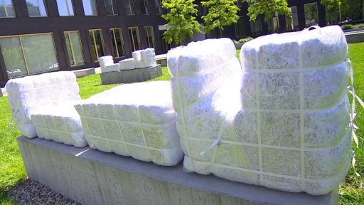 Sochy v ulicích upozorňují na problémy spotřeby