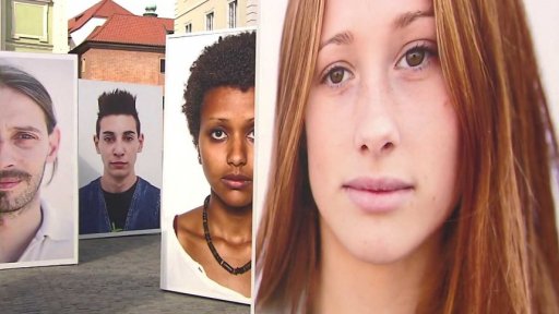 Výstava fotografa Toscaniho na Ovocném trhu v Praze