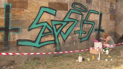 Čištění graffiti z Karlova mostu