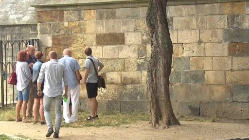 Zahádné zmizení graffiti z pilíře Karlova mostu