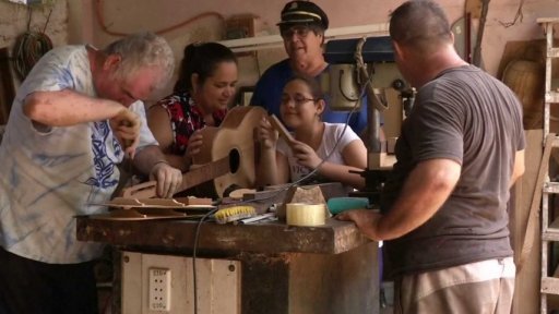 Kubánské kytary ze starého nábytku