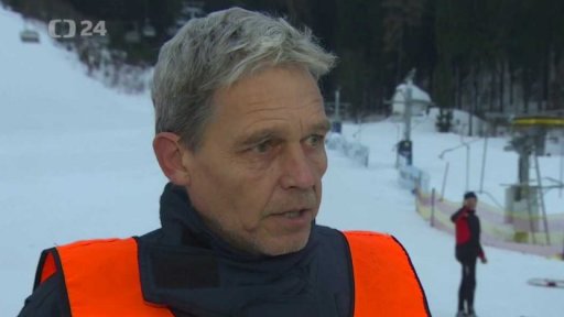 Na lanovku spadl strom a uvěznil lyžaře