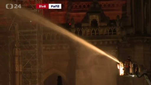Právě se stalo: Shořela část katedrály Notre-Dame v Paříži