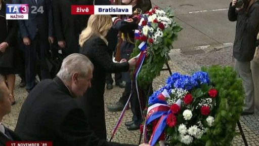 Položení věnců k památné tabuli