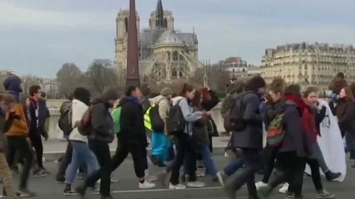 Macron vyzývá k celonárodnímu dialogu