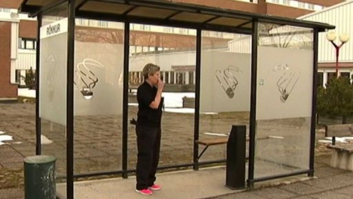 Na cigaretu jen řádně převlečený