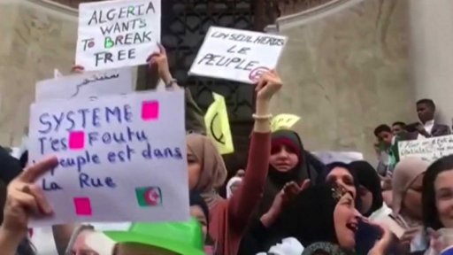 Masivní protesty v Alžírsku