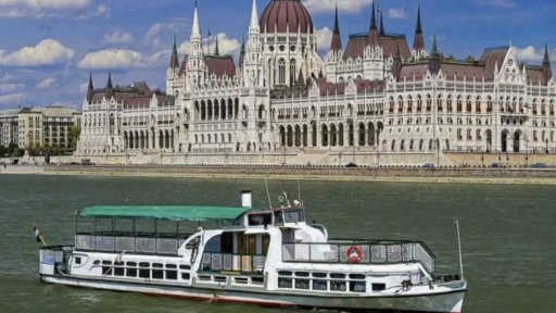 Potopená loď s turisty v Budapešti