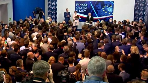 Posílená Szydlová a oslabený Tusk