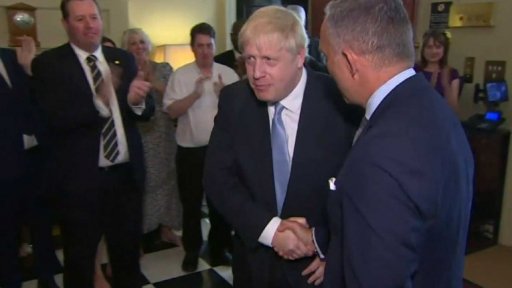 Premiér Johnson poprvé před poslanci