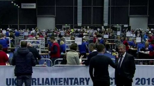 Vláda v Británii dostala kontury + rozhovor s J. Jůnem