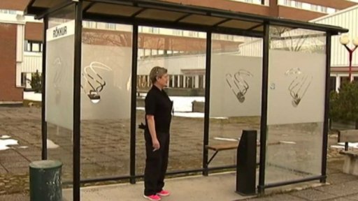 Na cigaretu jen řádně převlečený