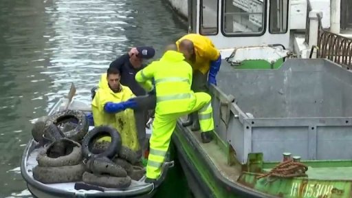 Tuny odpadu v benátských kanálech