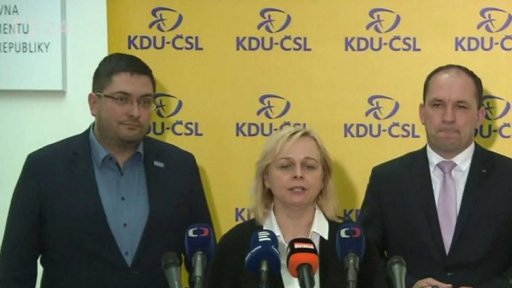 Církve mají platit daň z náhrad