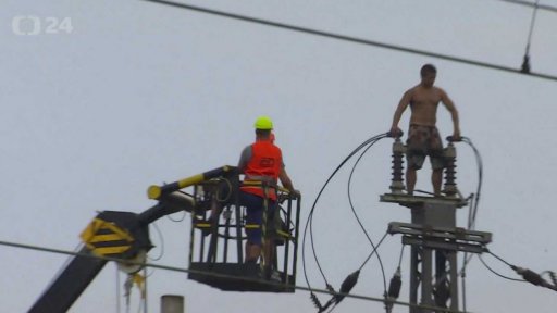 Muž vylezl na sloup na nádraží v Děčíně