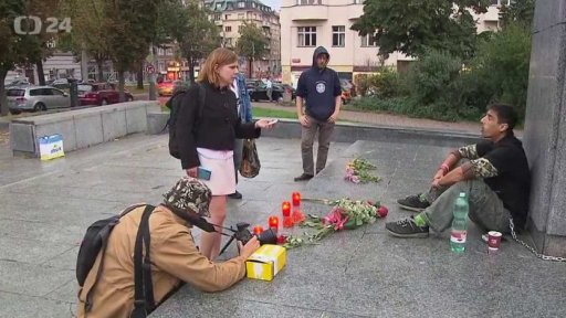 K soše maršála Koněva se přivázal muž