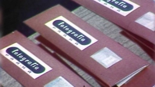 Změna balení vyvolaných fotografií ve výrobním družstvu Fotografia (1985)