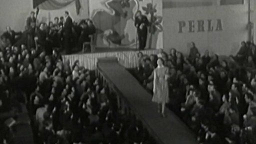 Módní přehlídka v jídelně ČKD (1954)