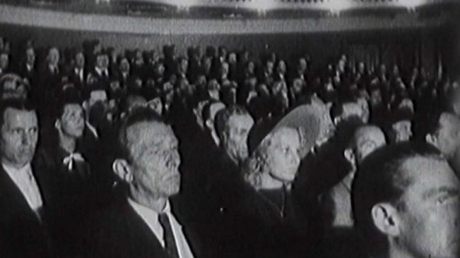 Divadelníci manifestují věrnost Říši (1942)