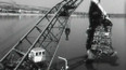 Vyzvednutí vraku remorkéru ze dna Dunaje (1961)