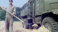 Vojáci pomáhají při sklizni (1983)