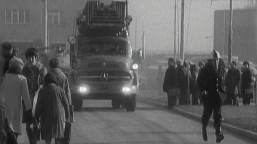 Cvičení pražských požárníku u výškového domu (1979)