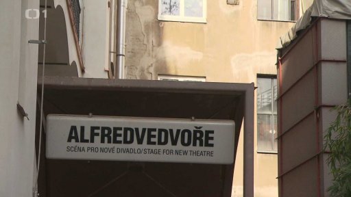 Alfréd ve dvoře