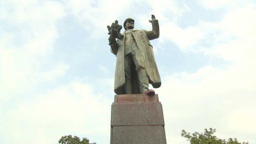 Zakrytý pomník Koněva