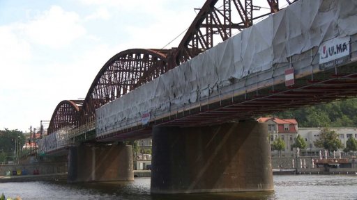 Končí opravy lávky na mostě mezi Smíchovem a Výtoní