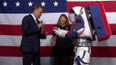 NASA představila obleky pro cesty na Měsíc i Mars