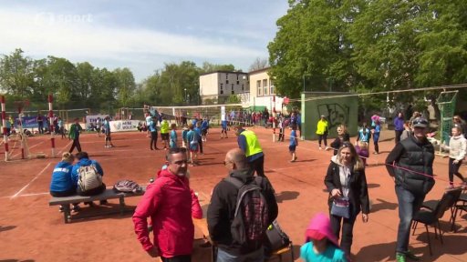Za oponou: krajské finále barevného minivolejbalu