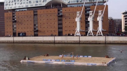 Za oponou: exhibice na plovoucím kurtu