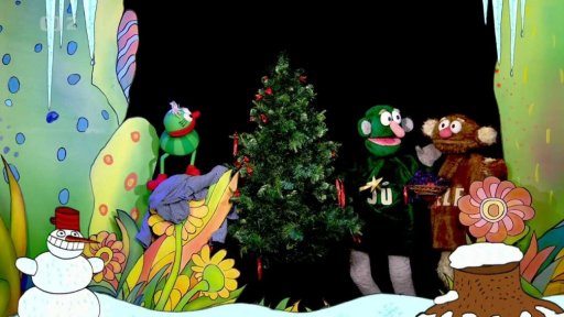 Jůheláci přičarují odstrojenému vánočnímu stromečku nožičky…