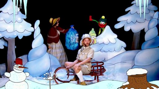 Polapilovi na sáňkách vletí pytel smetí do cesty …