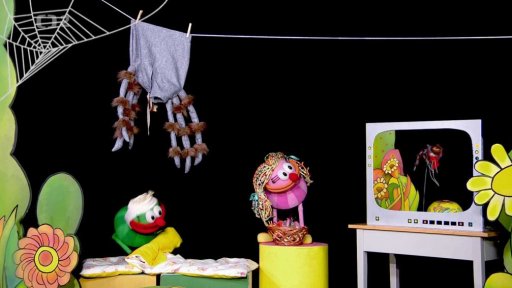 Fámula zjistí, že ve středu je Světový den štěstí. Muf chce chodit v pavoučím převleku koledovat cukrlata.