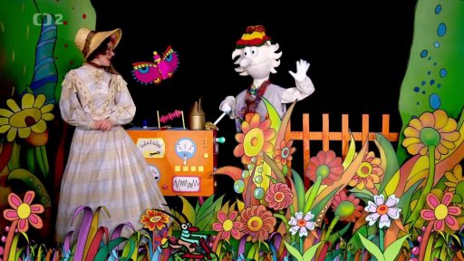 Pip a Otylka čekají u stroje na proměnu tety Pipety. Ta si přeje motýlí křídla, aby mohla letět vítat jaro.