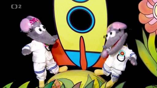 Muf, v převleku za Mimozemšťana, pronajme za kus sejra Tryskomyším raketu. Tryskomyšky letí vesmírem, radují se.