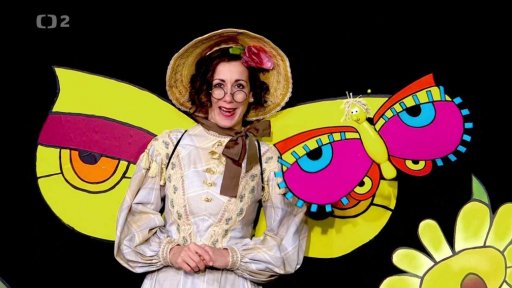 Otylka a teta Pipeta s křídly sledují Mufa, jak po Paloučku lítá v přestrojení za Jaro!