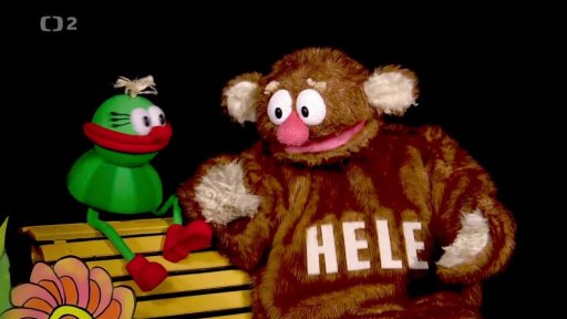 Muf sedí na lavičce a naříká - Jůheláci s účastí přistoupí a Hele si také sedne; chce vědět, co Mufovi je. A je to past: lavička je natřená!