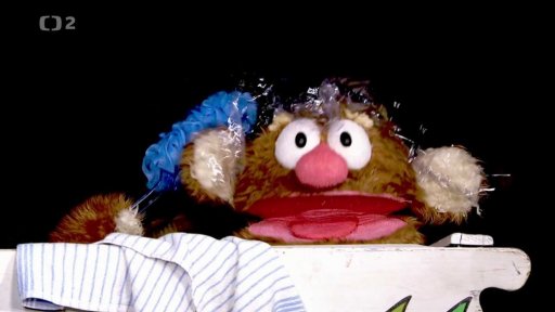 Jů a Hele se čachtají v neckách, smývají z kožichů barvu. A dovolí i Mufovi, ať se také vydrbe.