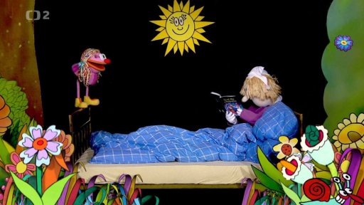 Hary leží v posteli a čte knihu „Co se děje v Podpostelí“ , Fámula si ji chce přečíst také.