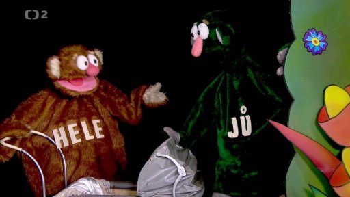 Hele veze kočárek na miminka, očekává že jim nějaké přinese čáp, který prolétá kolem…