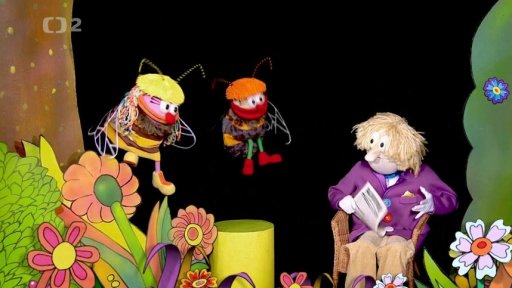 Hary společně s Mufem a Fámulou zpívají veselou čmeláčí písničku