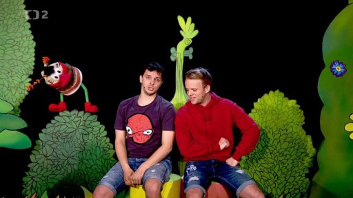 Kluci zpívají písničku o broucích…