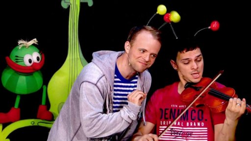 Mufikanti Filip s Tomášem zpívají píseň Cvrček. Muf nasazuje na hmyz, kluci jej odbydou. Oni hmyzu fandí a letní soutěži Déčka také.