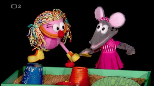 Na pískovišti si vyklápějí opravdové bábovičky Fámula a Tryský. Píseň Otloukej se bábovičko 2. Potom zkoušejí vyklopit sejra, to se však nedaří. Píseň Otloukej se bábovičko 3.