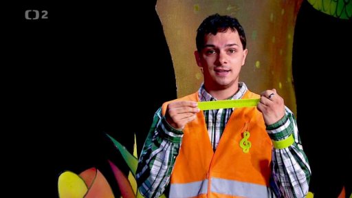 Filip má na sobě reflexní oblečení, Tomáš je celý v tmavém. A to je špatně, na silnici nebude vidět. Zpívají píseň Sluníčko, za berušku je tu Muf.