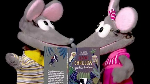 Tryskáček si čte knihu o jezevci Chrujdovi a strašlivém Smradolfovi.