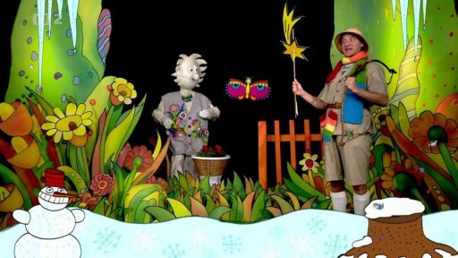 Pip s Otylkou zapalují další svíčku na adventním vánočním věnci.